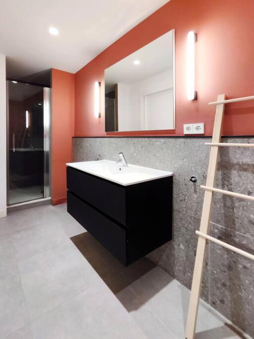 Moderno Apartamento En Terrassa Centro Bagian luar foto